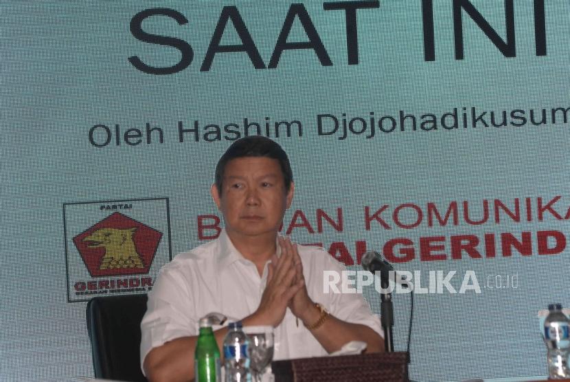 Wakil Ketua Dewan Pembina DPP Partai Gerindra Hashim Djojohadikusumo bersiap memberikan arahan saat acara pembekalan dan temu koordinasi Badan Komunikasi Partai Gerindra 2018 di Jakarta, Selasa (20/3).
