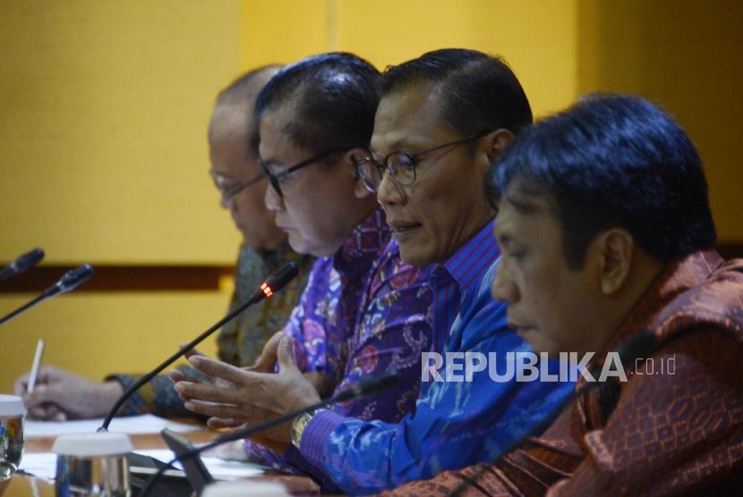 Kepala Badan Pusat Statistik (BPS) Suhariyanto (kedua kanan) bersama Deputi Bidang Koordinasi Politik Dalam Negeri Kemenko Polhukam Wawan Kustiawan (kedua kiri) dan Deputi Bidang Statistik Sosial (BPS) Margo Yuwono (kanan) memberikan paparan terkait laporan Indeks Demokrasi Indonesia (IDI) Tahun 2018 di Jakarta, Senin (29/7).