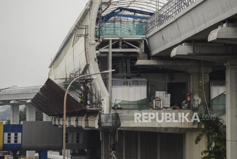 Progres LRT Cawang-Cibubur. Pekerja menyelesaikan pembangunan Stasiun LRT Jabodebek di Kawasan Kampung Rambutan, Jakarta, Senin (22/7).