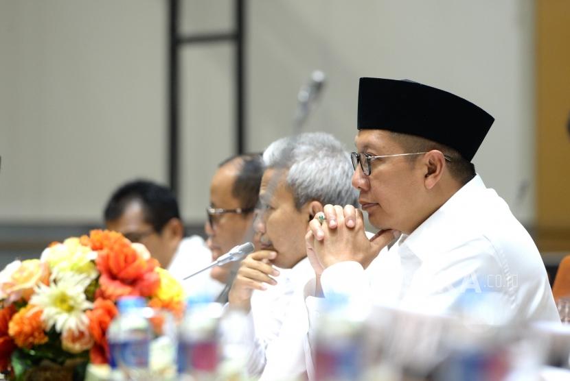  Menteri Agama Lukman Hakim Saifuddin mengikuti Rapat Kerja bersama Komisi VIII DPR RI di Komplek Parlemen Senayan, Jakarta.