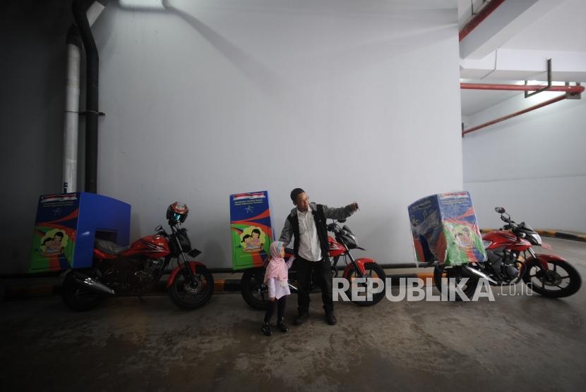 Relawan  Pustaka Bergerak Indonesia (PBI)  berswa foto di  Parkiran Perpsutakaan Nasional Republik Indonesia, Jakarta (17/1).