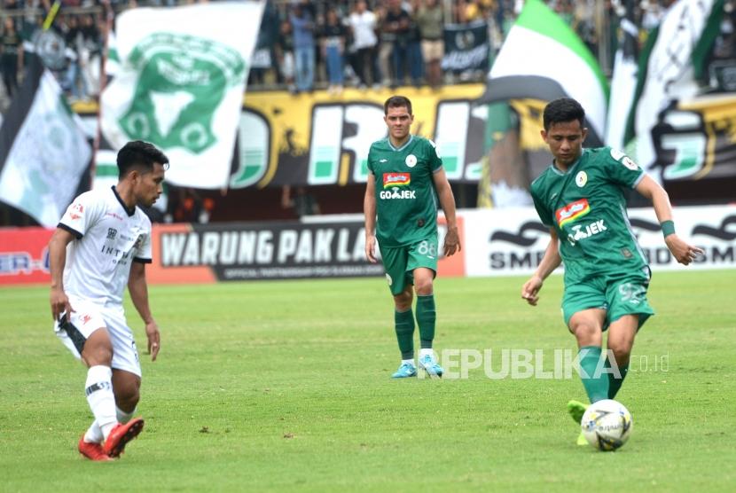 Imbang Melawan Madura United. Pemain PSS Dave Mustain  (kanan) mengoper bola pada lanjutan Liga 1 melawan Madura United di Stadion Maguwoharjo, Sleman, Yogyakarta, Ahad (29/9/2019).