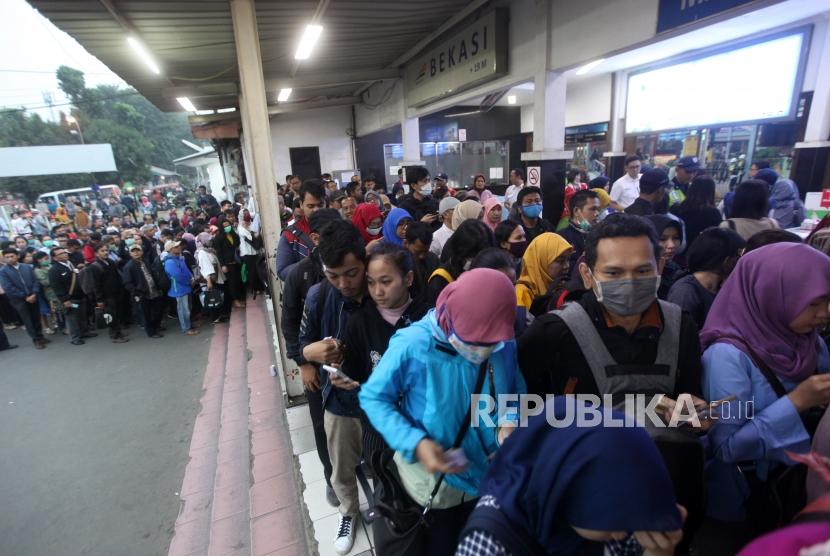 Antrean penumpang saat membeli tiket KRL Commuter Line di Stasiun Bekasi, Bekasi, Jawa Barat, Senin (23/7).