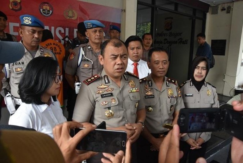  Kapolres Bogor AKBP Andy Mohammad Dicky dalam konferensi pers RN (36), pelaku pembunuhan terhadap SM (70) dan HN (65)