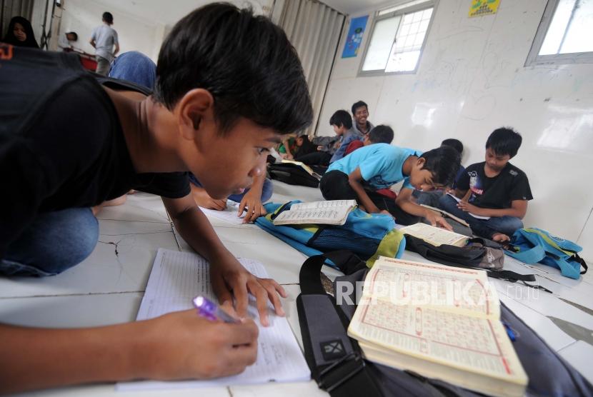 Sejumlah siswa saat belajar di Sekolah Masjid Terminal (Master), Jalan Margonda Raya, Depok.