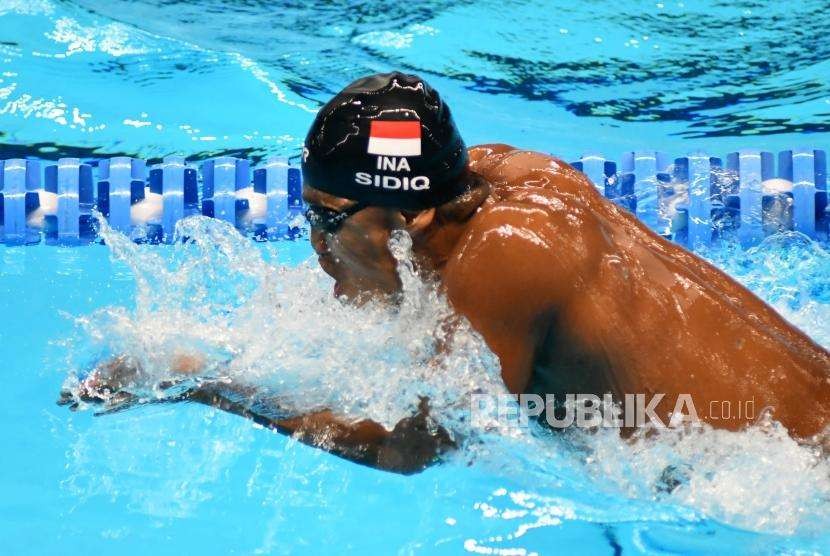 Perenang Indonesia Triady Fauzi Sidiq berlomba di nomor 200 meter gaya ganti perorangan putra cabang olahraga renang Asian Games 2018 di Stadion Aquatik, Senayan, Jakarta, Senin (20/8).