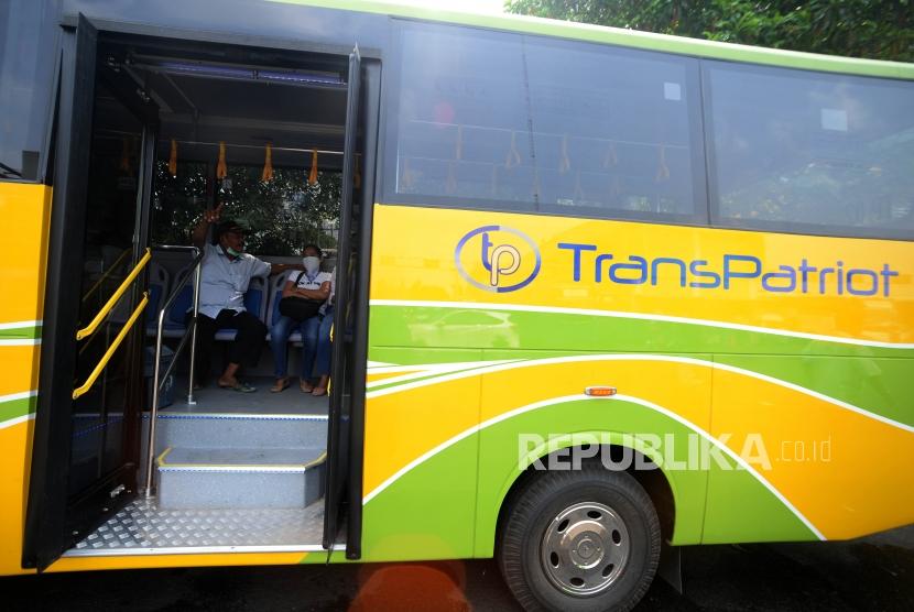 Warga menaiki angkutan umum TransPatriot  jurusan  Terminal Bekasi - Harapan Indah di Terminal Bekasi, Jawa Barat, Senin (26/11).