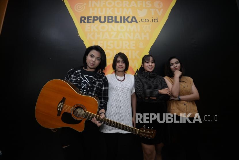 Grup band Shima melakukan sesi foto  saat mengunjungi redaksi Republika di Jakarta, Kamis (13/12).