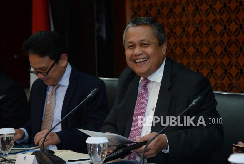 Bank Indonesia (BI): Gubernur Bank Indonesia (BI) Perry Warjiyo bersiap menyampaikan pemaparan hasil Rapat Dewan Gubernur (RDG) Bank Indonesia di Bank Indonesia, Jakarta, Kamis (21/2).