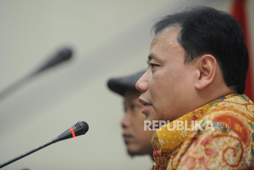 Ketua Bawaslu, Abhan memberikan pendapat dalam diskusi yang dilakukan di gedung Bawaslu, Jakarta, Selasa (27/3). 