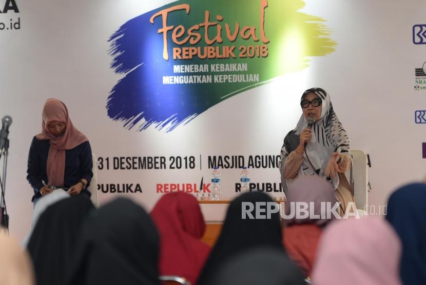 Pemateri seminar parenting, Ummu Balqis (kanan) dan redaktur Internasional republika, Yeyen Ros memberikan paparan tentang parenting dalam acara Festival Republik 2018  di Masjid At-Tin, Jakarta Timur, Ahad (30/12).