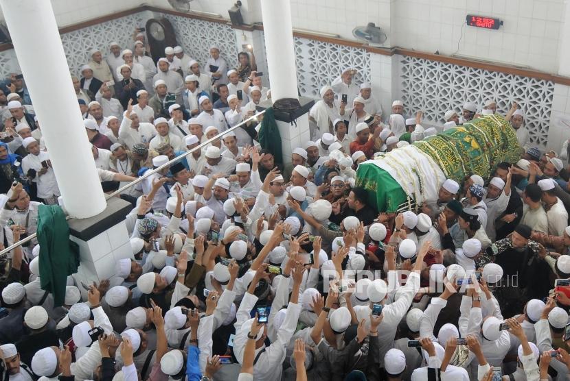 Ribuan umat muslim mengantar jenazah Habib Abdurahman bin Muhammad Bin Ali Habsyi di Masjid Jami Al-Riyadh, Senen, Jakarta, Selasa (16/1).