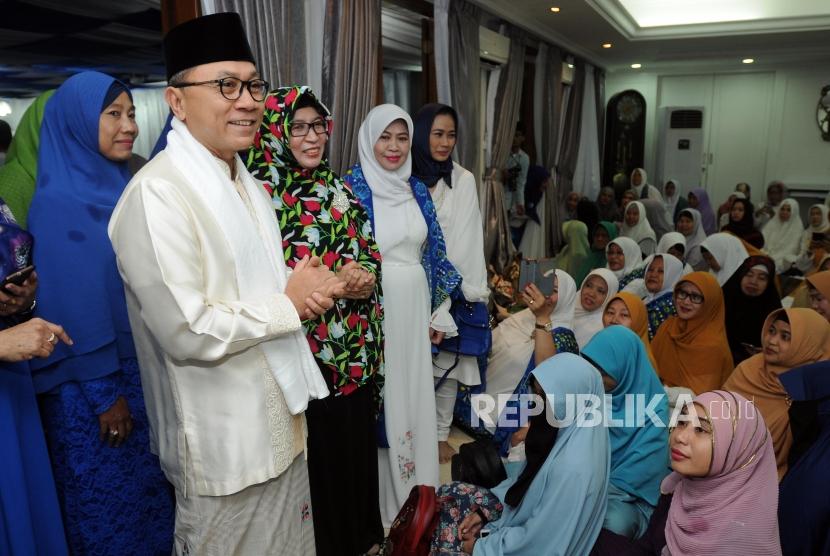 Ketua MPR Zulkifli Hasan memberikan sambutan pada acara buka bersama Badan Musyawarah Organisasi Islam Wanita Indonesia (BMOIWI) di Jakarta, Selasa (29/5).