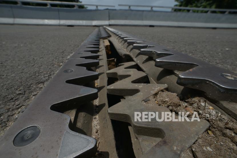 Kondisi jembatan layang  Rawa Buaya yang mengalami peretakan di Jakarta Barat, Kamis (27/12).