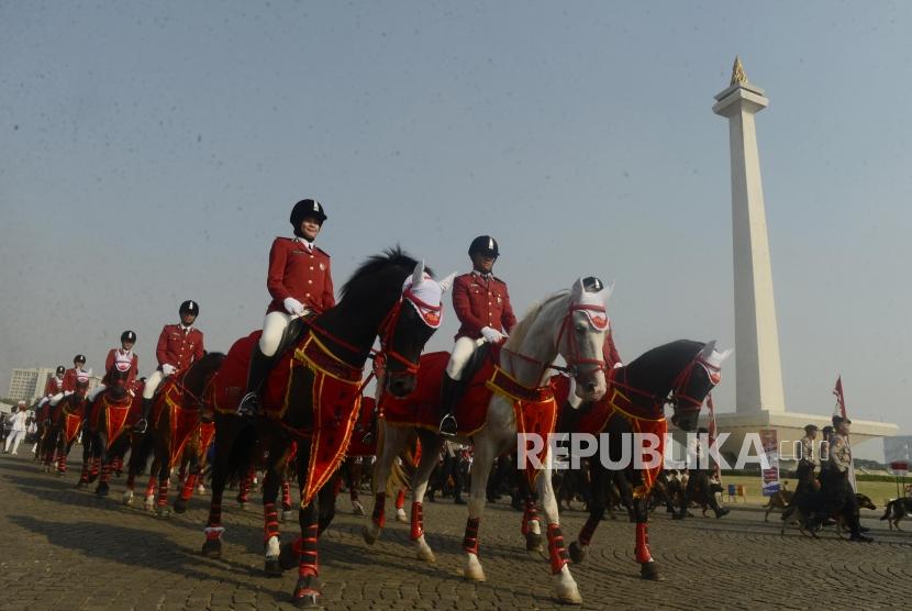 Sejumlah pasukan berkuda kepolisian usai mengikuti upacara puncak perayaan HUT ke-73 Bhayangkara di Monas, Jakarta, Rabu (10/7).