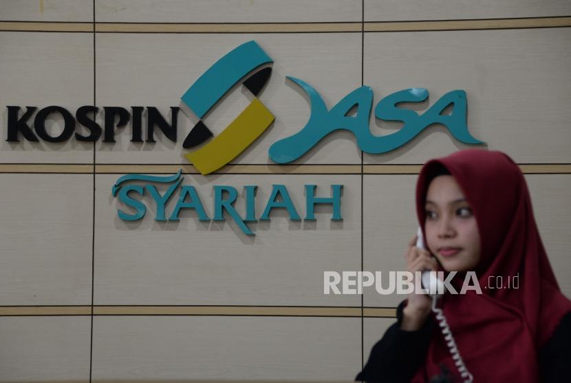Petugas memberikan penjelasan kepada calon anggota di Koperasi Simpan Pinjam (Kospin) Jasa Syariah, Jakarta,Kamis (31/1).