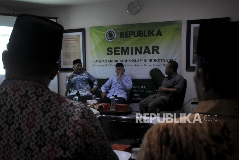 Ketua Komisi Litbang MUI DKI Jakarta KH. A. Ahmad Syafi'i Mufid bersama Ketua MUI DKI Jakarta Syarifuddin Abdul Ghani dan Wakil Pemimpin Redaksi Republika Nur Hasan Murtiaji (dari kiri) saat Seminar Catatan Akhir Tahun Islam di Ibu Kota 2017 di Kantor Republika, Jakarta, Rabu (27/12).