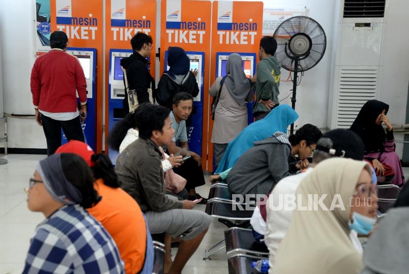Lonjakan Penumpang Kereta Api. Calon penumpang antre membeli tiket di Stasiun Pasar Senen, Jakarta, Senin (25/12).