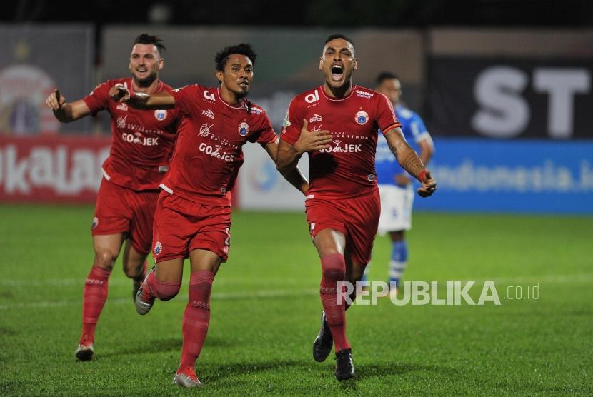 Pemain Persija Jakarta Jaime Xavier (kanan) melakukan selebrasi seusai mencetak gol ke gawang Persib Bandung dalam laga tunda Liga 1 di Stadion PTIK, Jakarta, Sabtu (30/6).