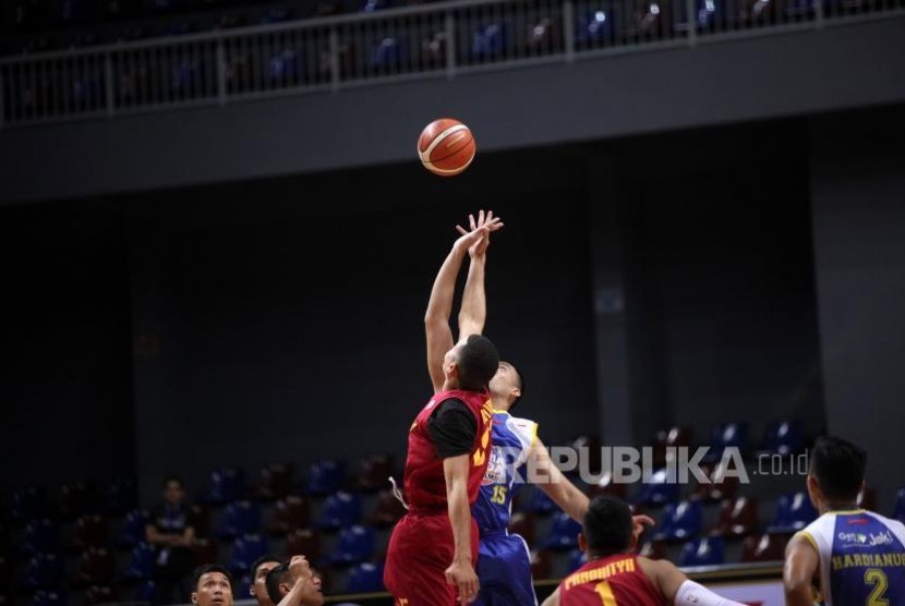 Pebasket Satria Muda Pertamina Jakarta Christian Ronaldo Sitepu duel mengambil bola dengan Pepasket Siliwangi Bandung Donnavan Anthon Hastings pada Pertandingan PERBASI Cup 2017 di Britama Sport Hall, Jakarta, Selasa (7/11).