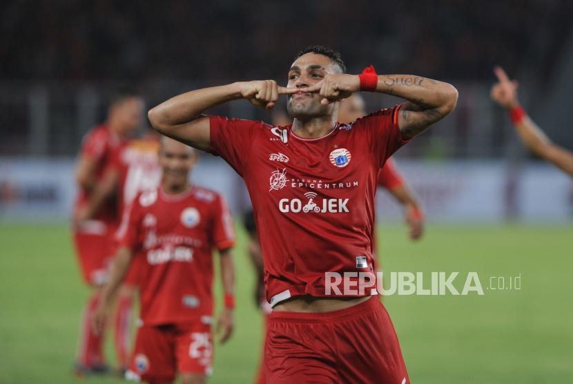 Pemain belakang Persija Jakarta Jaime Xavier melakukan selebrasi seusai mencetak gol ke gawang Borneo FC dalam pertandingan Liga 1 di Stadion Gelora Bung Karno, Senayan, Jakarta, Sabtu (14/4).