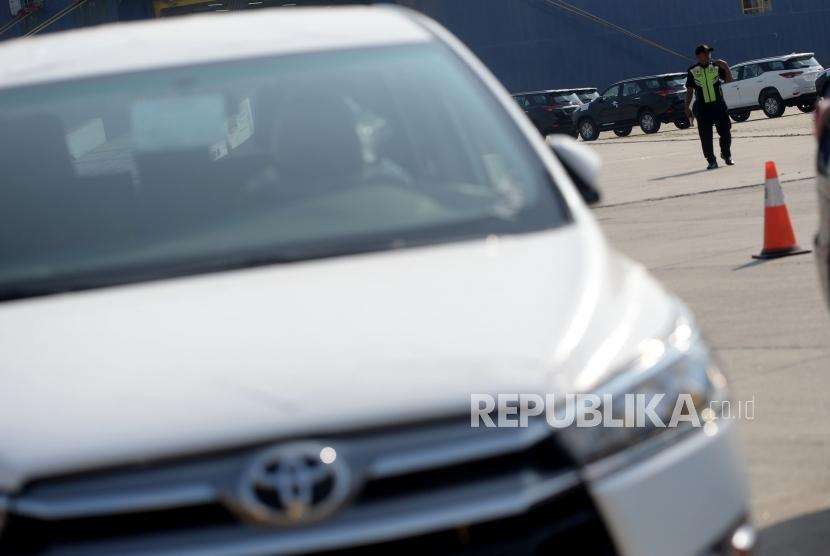Mobil bermerek toyota yang siap diekspor terparkir saat berlangsungnya acara  Ralisasi 1 Juta Unit Ekspor CBU di Tanjung Priok Car Terminal Jakarta, Rabu (5/9). 