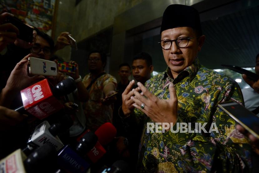 Kementerian Agama. Menteri Agama Lukman Hakim Saifuddin memberikan keterangan saat tiba di kantor Kementerian Agama, Jakarta, Senin (18/3).