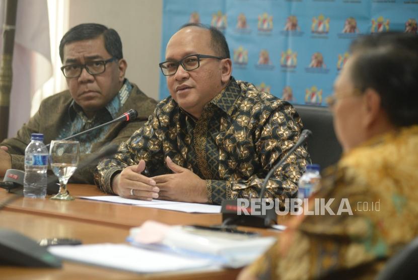 Ketua Umum Kadin Indonesia Rosan P  Roeslani (kanan)