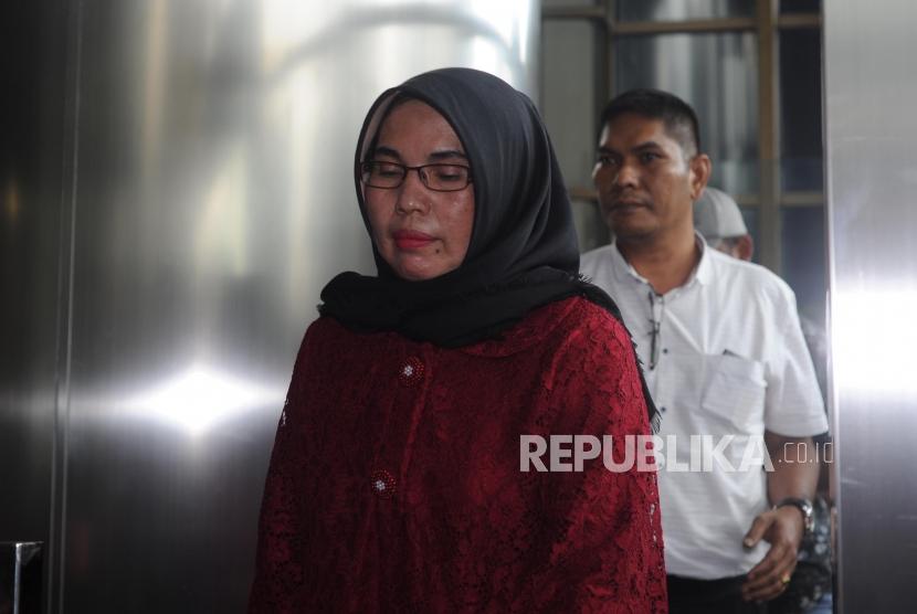 TIBA di KPK. Anggota  DPRD Provinsi Jambi Partai Demokrat Nurhayati  tiba di kantor KPK, Kuningan, Jakarta, Rabu (29/11).