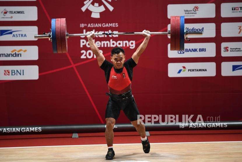 Lifter Indonesia  Eko Yuli  Irawan  berusaha melakukan angkatan saat bertanding di cabang angkat besi putra nomor 62 Kg Asian Games 2018 di Hall A Kemayoran, Jakarta, Selasa (21/8).