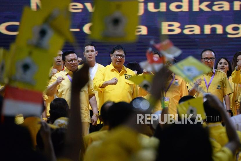 Ketua Umum Partai Golkar Airlangga Hartarto bersama sejumlah pertinggi partai saat menghadiri kampanye terbuka partai golkar di Istora Senayan, Jakarta, Selasa (9/4).