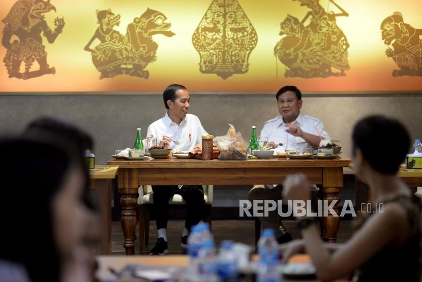 Presiden Joko Widodo bersama dengan Ketua Umum Partai Gerindra Prabowo Subianto saat pertemuan di FX Senayan, Jakarta, Sabtu (13/7).