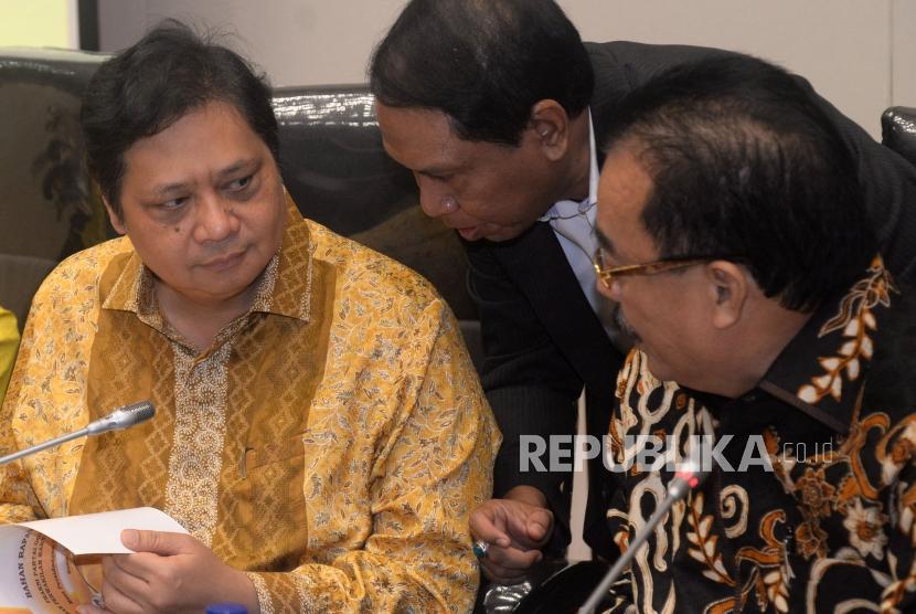 Ketua Umum Golkar Airlangga Hartarto berbincang sebelum memimpin rapat pleno fraksi partai golkar di Gedung Nusantara, Kompleks Parlemen ,Senayan, Jakarta, Kamis (11/1).