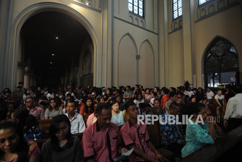 Sejumlah jemaat mengikuti ibadah Misa Natal di Gereja Katedral, Jakarta, Senin (25/12).