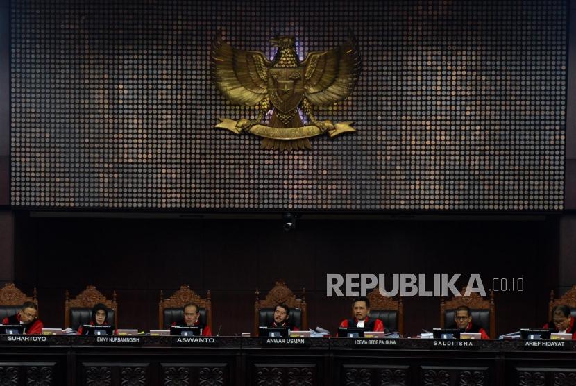 Ketua Mahkamah Konstitusi Anwar Usman saat memimpin sidang perdana Perselisihan Hasil Pemilihan Umum (PHPU) Pemilihan Presiden (Pilpres) 2019 di Gedung Mahkamah Konstitusi, Jakarta, Jumat (14/6).