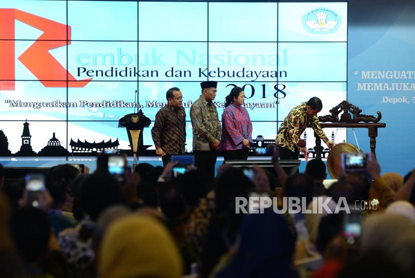 Pembukaan RNPK. Presiden Joko Widodo memukul gong membuka acara didampingi Menko PMK Puan Maharani, Mendikbud Muhadjir Effendy, dan Mensesneg Pratikno (dari kanan) saat Pembukaan Rembuk Nasional dan Kebudayaan (RNPK) di Pusdiklat Kemendikbud, Depok, Jawa Barat, Selasa (6/2).