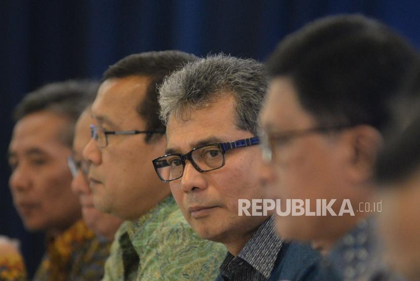 Direktur Utama Bank BRI yang baru Sunarso memberikan keterangan usai RUPSLB di Jakarta, Senin (2/9).