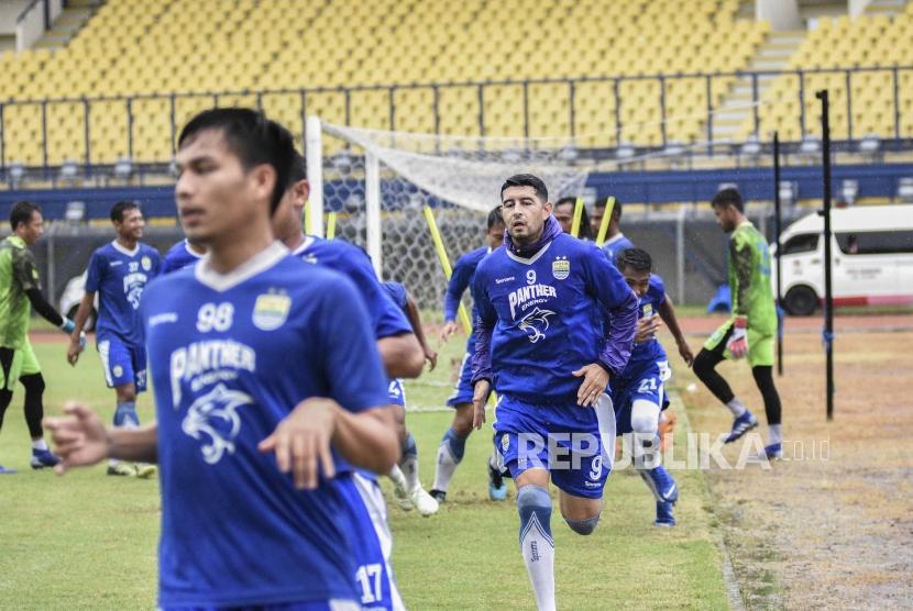 Gelandang Persib Bandung Esteban Vizcarra mengikuti latihan jelang laga Piala Presiden 2019, di Stadion Si Jalak Harupat, Kabupaten Bandung, Jumat (1/3).