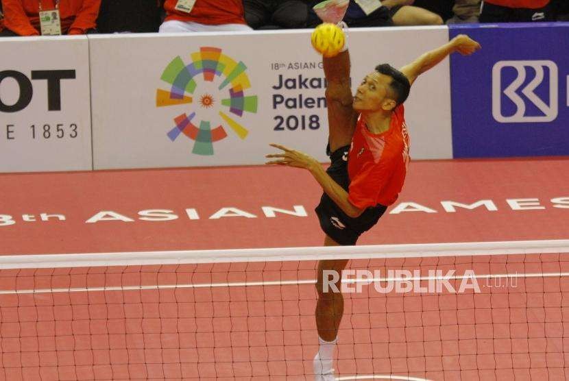 Atlet sepak takraw putra Indonesia Eka Prasetya melakaukan servis. (ilustrasi)