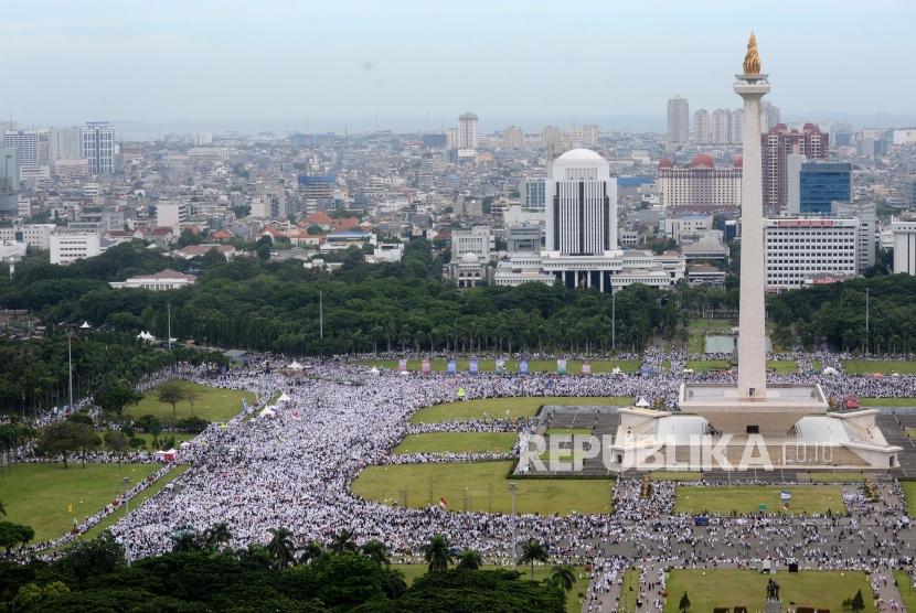 Umat Islam mengikuti Reuni Aksi 212 di kawasan Monumen Nasional (Monas), Jakarta, Sabtu (2/12).