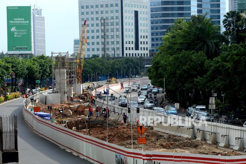 Proyek pengerjaan pembangunan LRT di kawasan Kuningan, Jakarta, Senin (18/12).