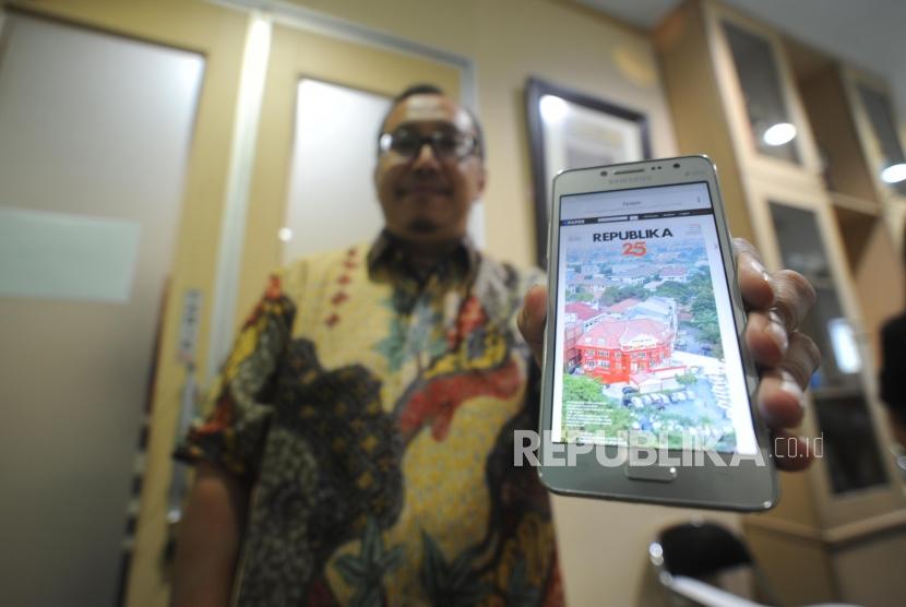 Direktur Bahasa Kita Oskar Riandi melakukan demo  smart e-paper kepada media di kantor Harian Republika, Jakarta, Kamis (4/1).