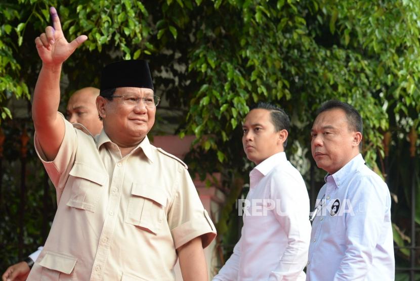 Capres no urut 02 Prabowo Subianto memberikan keterangan terkait pemilu 2019 di Kartenegara, Jakarta, Rabu (17/4).