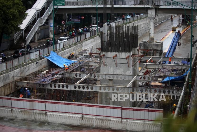 Sejumlah pekerja menyelesaikan pembangunan proyek Underpass Mampang Kuningan di Jakarta, Senin (2/4).