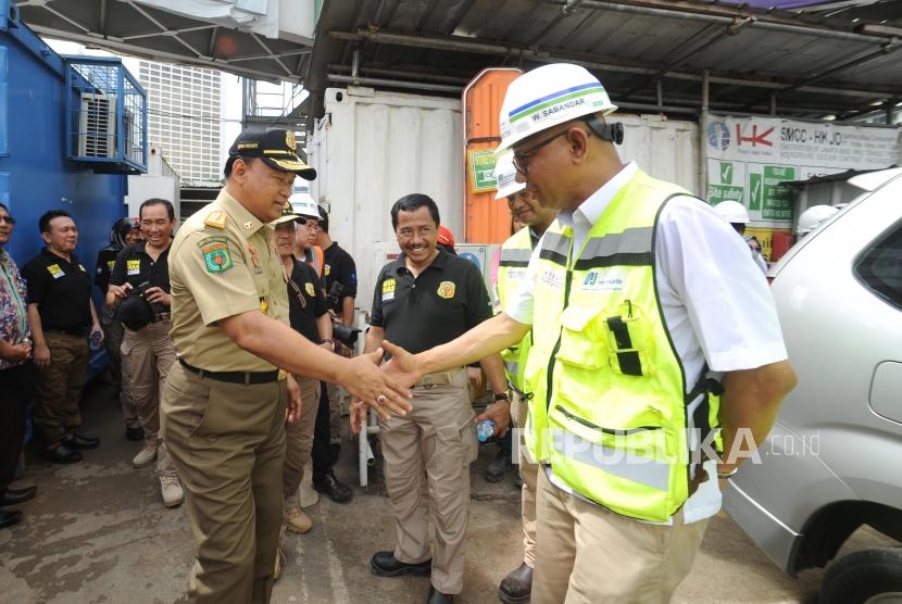 Peninjauan K3. Direktur  Jendral Pembinaan dan Pengawasan Ketenagakerjaan Keselamatan dan Kesehatan dan Kerja (PPK dan K3)  Sugeng Priyanto bersalaman bersama Presiden Direktur MRT Willy usai melakukan peninjauan ke proyek MRT di kawasan Bundaran HI, Jakarta, Jumat (22/12).