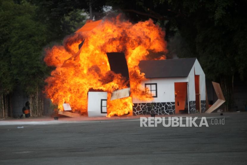 Rumah terbakar karena ledakan petasan. (ilustrasi)