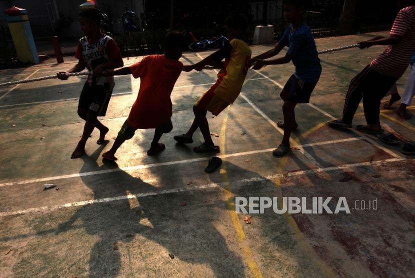 Sejumlah anak-anak bermain permainan tradisional tarik tambang di RPTRA Melati Duri Pulo, Jakarta, Sabtu (13/10).