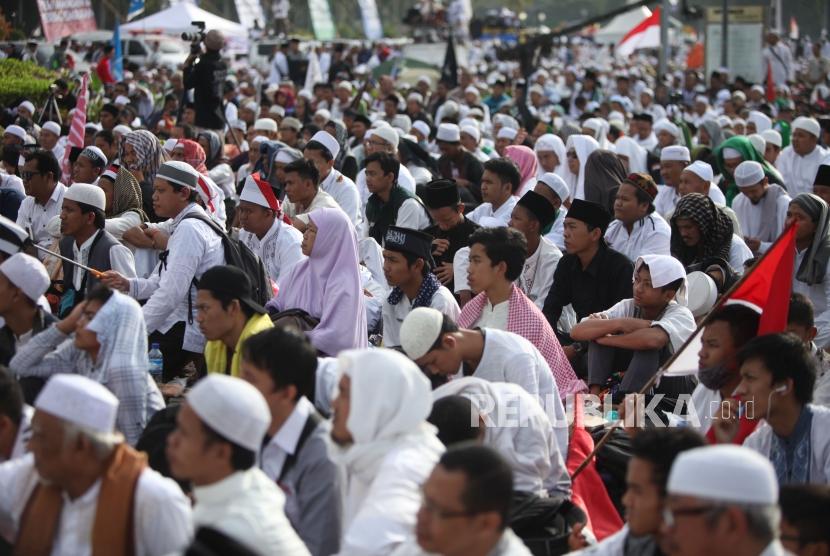 Ribuan umat Islam saat mengikuti Reuni 212 di Monumen Nasional, Jakarta (ilustrasi) 