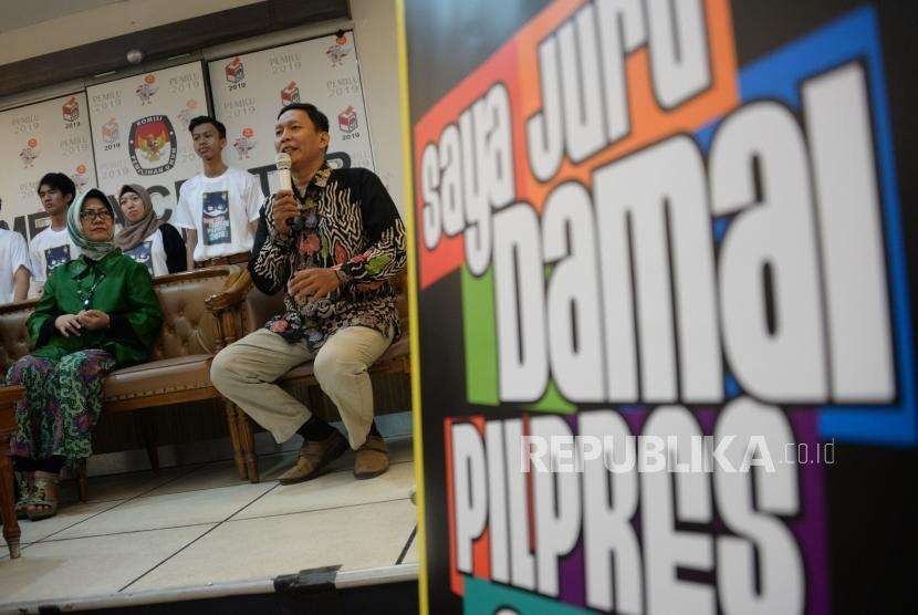 Direktur Rumah Bebas Konflik Pemilu (RUBIK) Abdul Ghofur menyampaikan pandangannya bersama Peneliti Senior LIPI Siti Zuhro ketika menjadi nerasumber dalam diskusi dan deklarasi gerakan #Saya Juru Damai Pilpres 2019 di Jakarta, Senin (17/9).