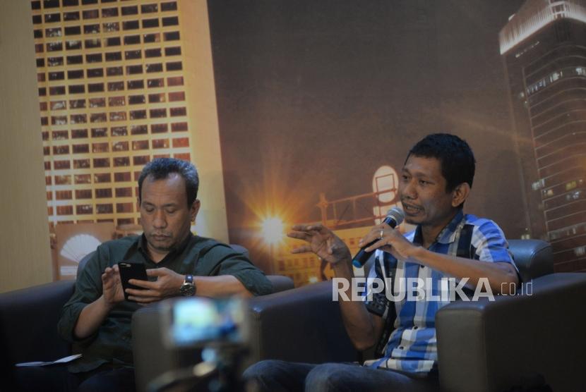 Penulis Buku Harun Husein (kanan) menyampikan pandanganya dalam diskusi di Jakarta, Rabu (16/5).